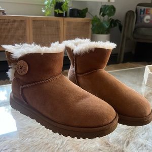 Womens UGGS size 8